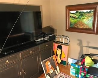 Huge assortment of local and quality artists; Large screen TV