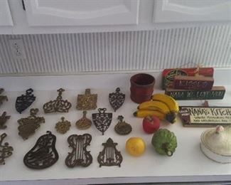 Trivets and deco kitchen items.