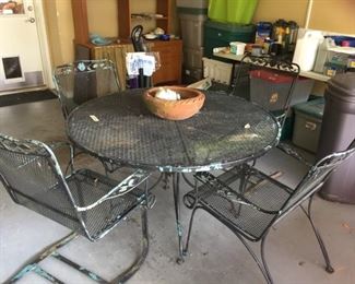 Round metal patio table w/4 chairs