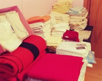 Linens / Sheets / Blankets / Towels 