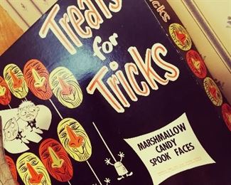 Vintage Treats For Tricks Marshmallow Candy Spooky Faces in Box 