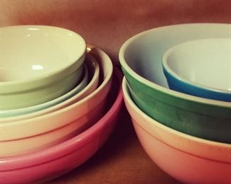 Colored Midcentury Pyrex Bowls / Primary Colors 