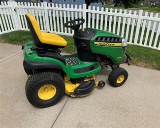 John Deere Riding Lawn Mower D130
