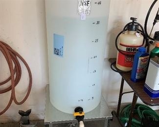 40 Gallon Vertical Poly Tank With Stand