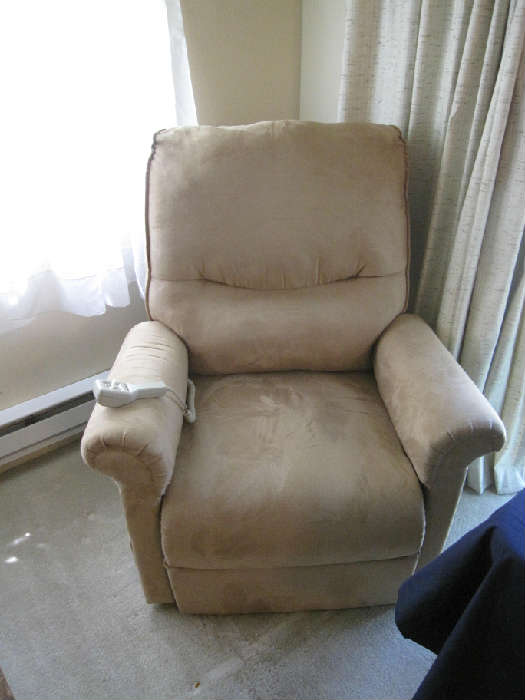 A beautiful nearly new lift chair!!