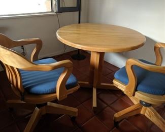 4 BANK OF ENGLAND CHAIRS W/ BLUE "SUNBRELLA" CUSHIONS
1 36" ROUND BUTCHER BLOCK KITCHEN TABLE
THE 4 BANK OF ENGLAND CHAIRS ARE A MODERN DAY TAKE ON A TIMELESS STYLE DATING BACK TO THE 1830'S. THEY ARE MADE OF SOLID MAPLE AND HAVE RECENTLY BEEN RESTORED BY A FURNITURE RESTORATION EXPERT. THE CHAIRS & CUSHIONS ARE IN EXTREMELY GOOD CONDITION AS WE HAVE BEEN THE ONLY OWNERS.
THE 36" ROUND BUTCHER BLOCK KITCHEN TABLE IS ALSO MADE OF SOLID MAPLE AND IS IN GREAT CONDITION.