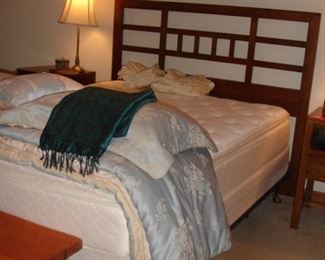 Queen Bed w/Heaboard