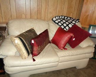 LEATHER LOVE SEAT