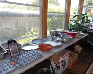 KITCHEN ITEMS, LOTS OF CORKS FOR CRAFTING