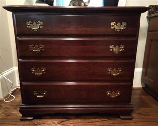 Vintage 4-drawer mahogany chest. 