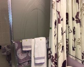 Coordinating bathroom accessories that match bedroom set colors