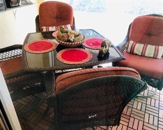 Nice clean like new patio table and 4 chairs