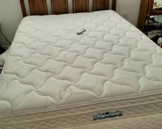 Queen sleep number bed. Excellent condition. Barely used. Comes with remote
 