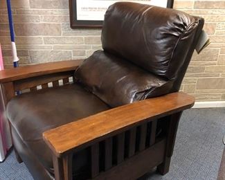 Like new Thomasville Art & Crafts style recliner chair 