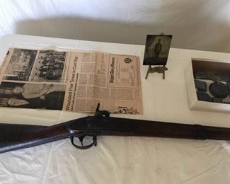 1861 SPRINGFIELD CIVIL WAR RIFLE WITH TIN TYPE AND NEWSPRINT