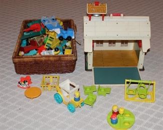 Fisher Price #923 School house 