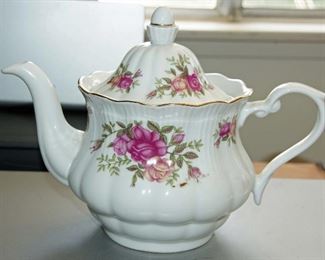 Hand-painted Fine Porcelain Teapot