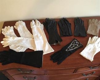 Vintage Ladies Gloves https://ctbids.com/#!/description/share/219387