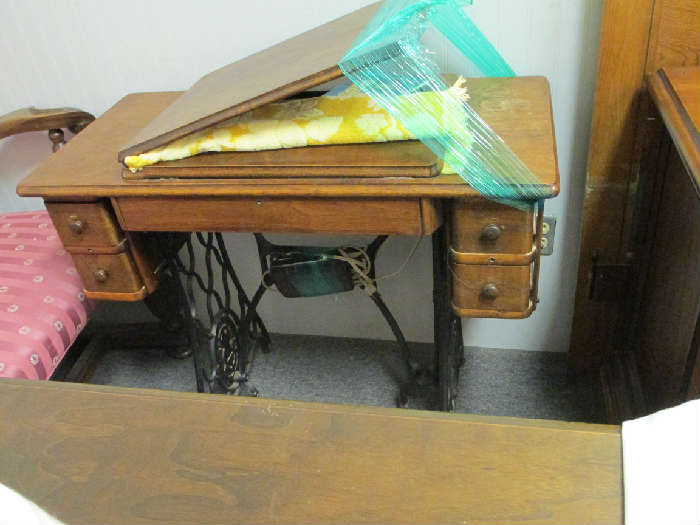 Singer Sewing Stand- VERY GOOD/ EXCELLENT CONDITION- Newer Vintage Sewing machine added. Items can be sold seperatly