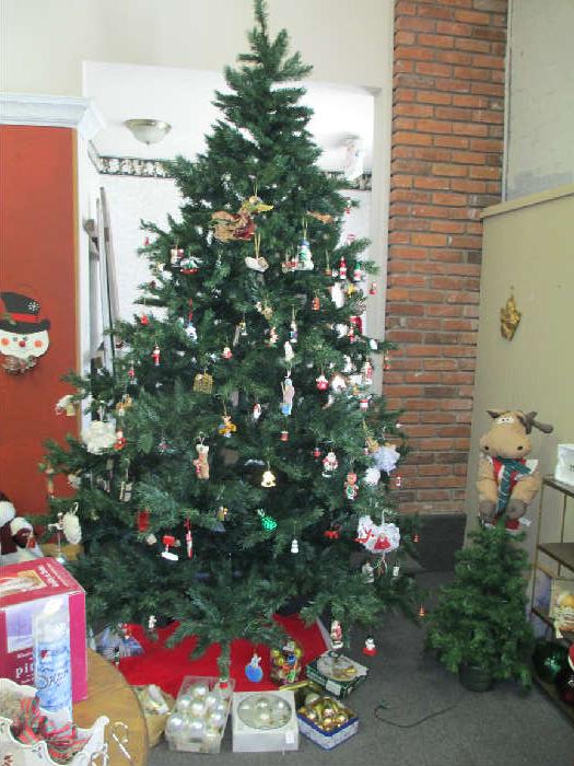 Christmas- Beautiful  4 Piece 12' Christmas tree- Vintage Ornaments