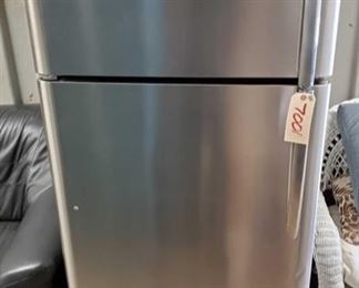 7001: Frigidaire Gallery 18.0 Cu. Ft. Top Freezer Refrigerator
This is a nice smudge-proof stainless steel 18.1cu.ft top freezer refrigerator with 2 humidity controlled crisper drawers, ice maker, full width spill-safe glass shelves, large 14.1 cu.ft fresh food capacity and 4.0 cu.ft freezer capacity.