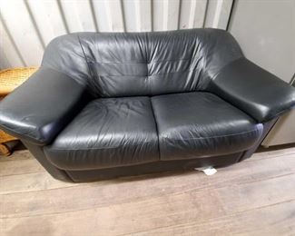 7021: Black Leather Love Seat Couch
Add a sophisticated look to your sitting area with this gently used modern style black leather love seat! This piece is generously stuffed, single button tufted soft black leather in lovely condition! Measurements in photos.