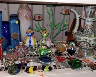 7504:
Approx. 30 pieces of Glass Decor
Paper Weights, Vases, candle holder, glass fish