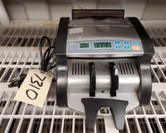 7310: Royal Sovereign Electric Bill Counter
This is a Royal Sovereign RBC-600 portable electric cash counter. Features a backloading system that holds up to 130 bills and counts up to 1000 bills per minute. Can be set to add and batch them into sets. Auto start/stop in bright LED display with retractable handle. Great condition!