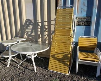 9007: Outdoor Patio/Lawn Furniture Set
One large table, four small side tables, two large Lay-out loungers, five chairs