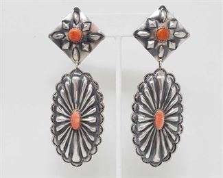 152:Spiny Oyster and sterling silver Native American earrings.. Marked by Artist 22.5g
Dashing Spiny Oyster and sterling silver Native American earrings!! These are absolutely lovely! Weighs approx 22.5g Measures approx 4"
Low Estimate: 125.00
High Estimate: 175.00