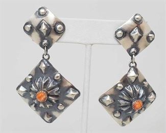 161: Beautiful Tim Yazzie Sterling Silver and Spiny Oyster Earrings, 15.6g
Beautiful Tim Yazzie Sterling Silver and Spiny Oyster Earrings
Weighs approx 15.6g
Low Estimate: 100.00
High Estimate: 200.00