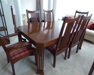 Stickley table and chairs in mint condition