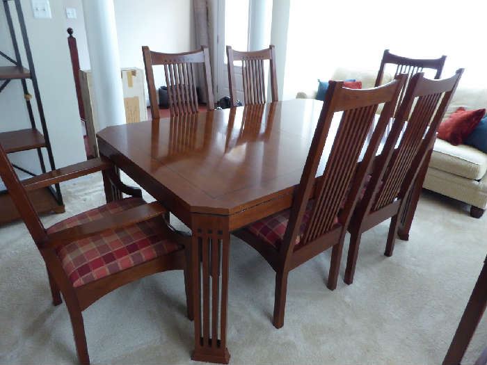 Stickley table and chairs in mint condition