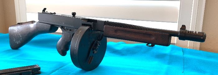 Thompson 1928 M1928A1 Submachine Gun (with non-firing Dummy Receiver)
