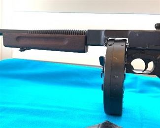 Thompson 1928 M1928A1 Submachine Gun (with non-firing Dummy Receiver)
