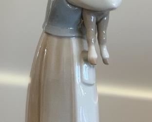 Lladro 1010 Girl with Lamb	 