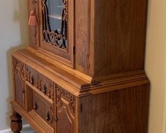 Rockford Furniture China cabinet Burl Wood	73.5x45.5x20	HxWxD
