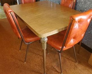REtro DR table set with leaves.