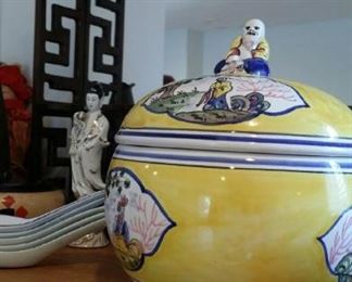 tbs Chinese porcelain round lidded jar