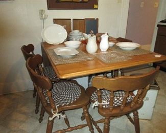 Drop Leaf Table/4 chairs/2 Leaves