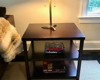 PAIR OF TIER SIDE TABLES AND BRASS FINISH LAMPS