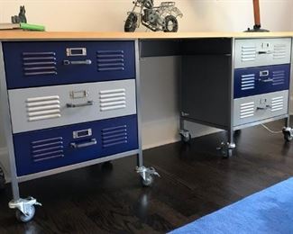 INDUSTRIAL DESK ON WHEELS  76 X 21