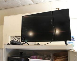 Vizio HDTV w/ remote