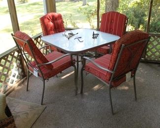 5 pc patio set w/ table and 4 chairs