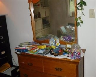 maple dresser w/mirror