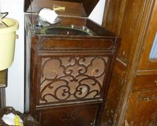 Victrola (needs tlc)