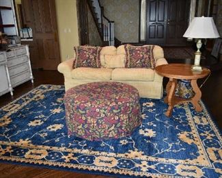 LOVESEAT, OTTOMAN, AREA RUG, ACCENT TABLE & LAMP IN GREAT ROOM