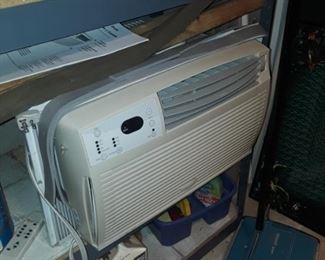 Airconditioner, like new. A little carpet sweeper pictured.