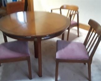 Pecan table w/ 3 leaves and pads, 2 capt., 4 side chairs