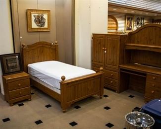 Love this twin bedroom set! Each piece is priced separately.